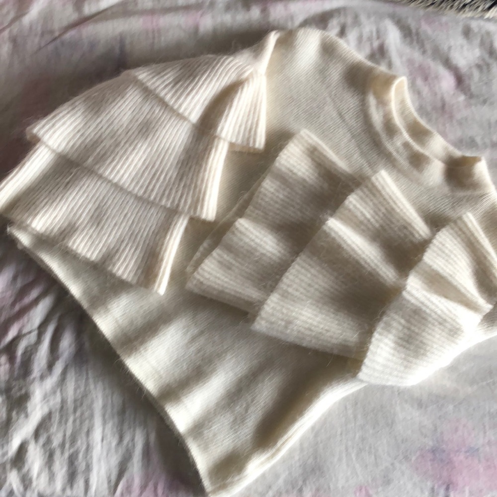 NWOT ENDLESS ROSE 3 TEIR SLEEVE SWEATER